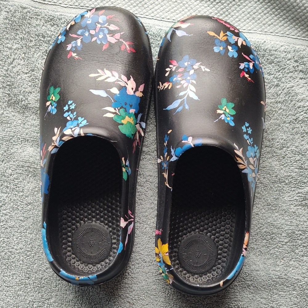 Totes Black Floral Mules